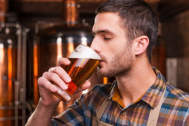 Ein junger Mann verkostet Craft Beer