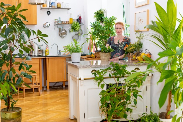 Gärtnerin im Indoor-Garten