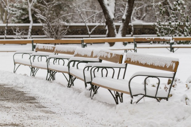 verschneite Parkbank im Winter