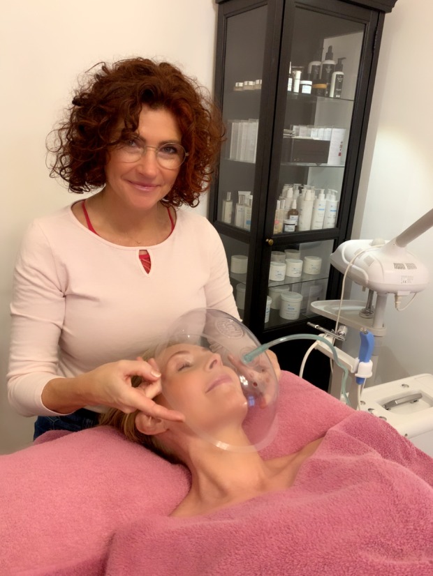 Die Haut wirkt nach der Diamant Mikrodermabrasion wie wachgeküsst | Credit: Carmen Giuliani