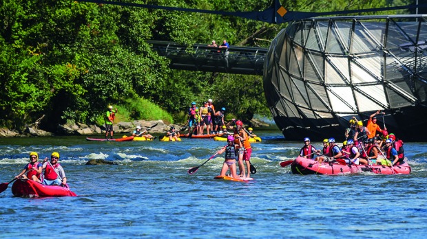 Verschieden Sportarten auf der Mur mir der Murinsel im Hintergrund