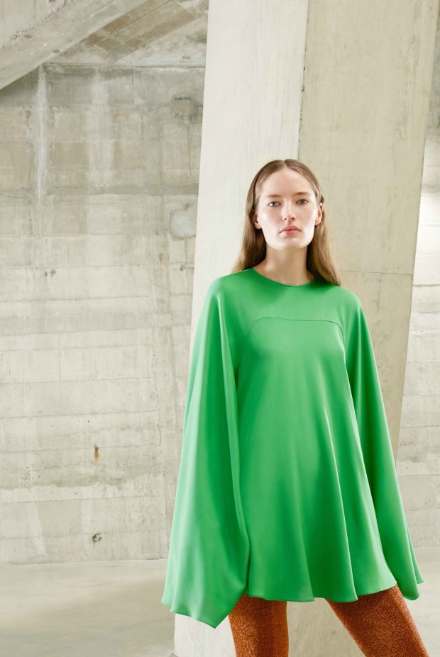 Model trägt einen hellgrünen Pullover