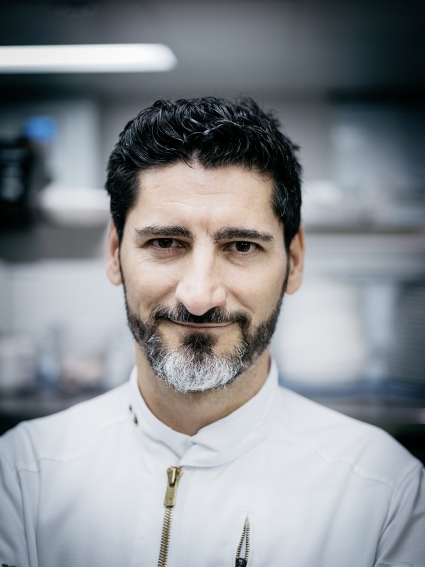 Paul Ivić in der Kochschürze| Credit: Ingo Pertramer