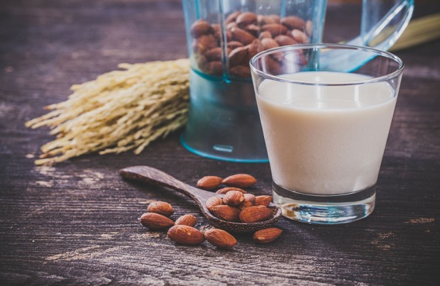 Mandelmilch | Credit: iStock.com/naito8