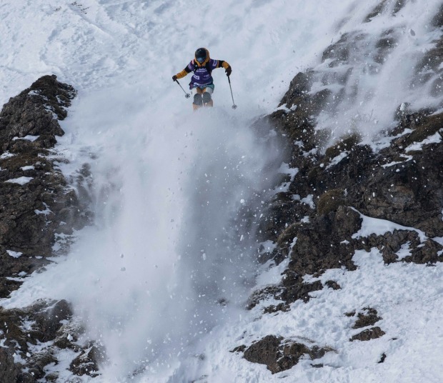 Skifahrer fährt Berg hinab | Credit: Freerideworldtour/Dom Daher