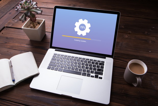 Download einer Software auf den Notebook | Credit: iStock.com/hanieriani