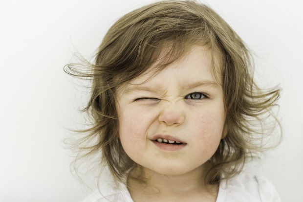 Kleines Mädchen kneift ein Auge zusammen. | Credit: iStock.com/Olga Ignatova