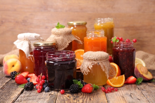 Marmeladengläser und Obst auf einem Tisch | Credit: iStock.com/margouillatphotos
