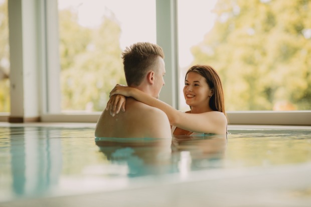 Mann und Frau schwimmen im Indoor-Pool | Credit: Lechner KG/ Karl Schrotter