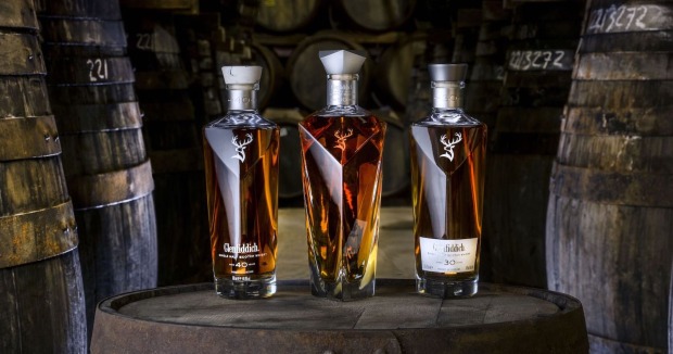 Drei Flaschen Whisky auf einem Holzfass | Credit: Top Spirit