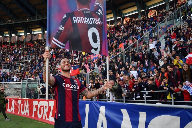 Arnautovic jubelt mit einer Fahne vor den Fans