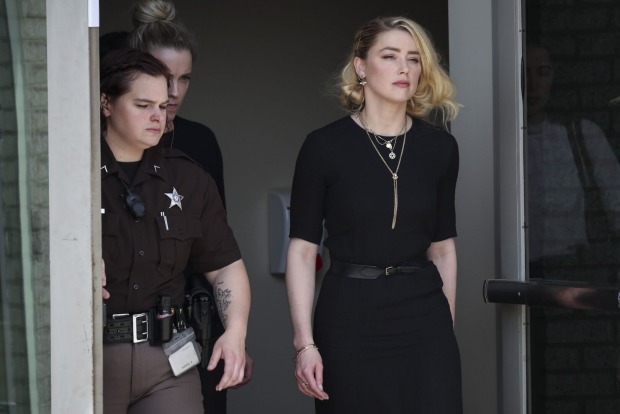 Amber Heard verlässt das Gericht in Virginia/USA.