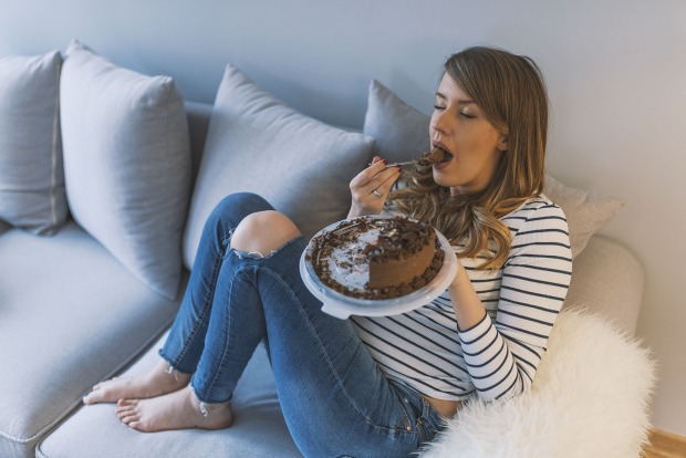 Frau isst Schokoladentorte auf der Couch | Credit: iStock.com/dragana991