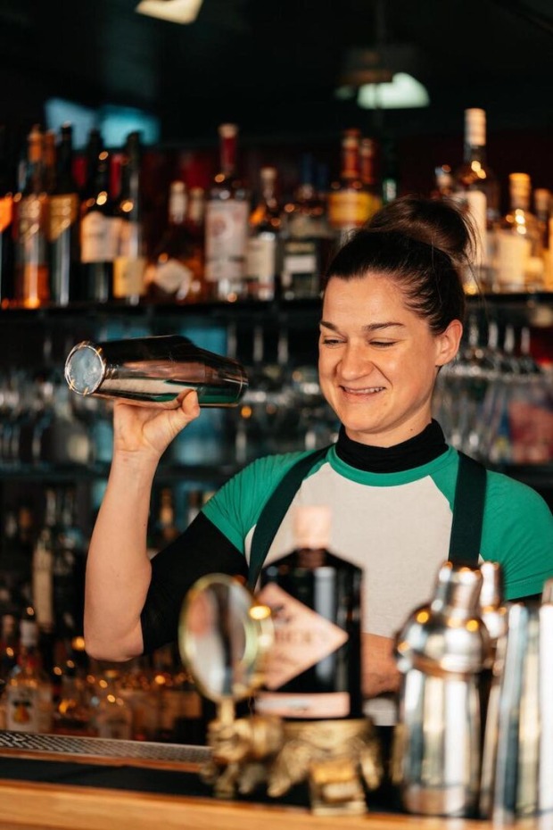 Barfrau Katharina Schwaller mixt einen Cocktail | Credit: Top Spirit/ Medianomia