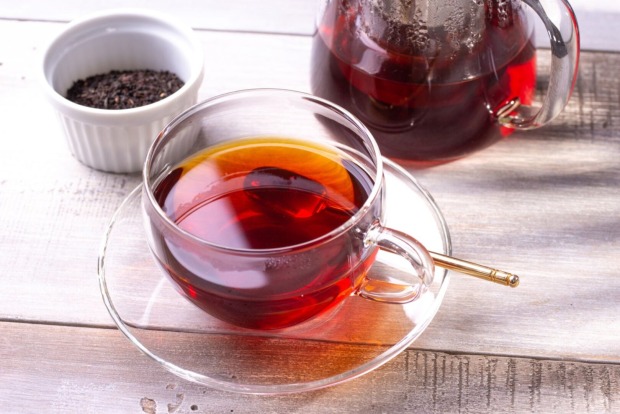 Schwarztee steht auf einem Tisch | Credit: iStock.com/Promo_Link