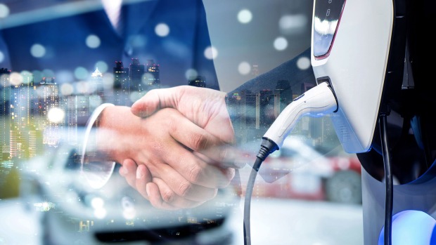 Mann kauft ein E-Auto | Credit: iStock.com/Totojang