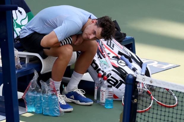 Dominic Thiem, der sich auf der Spielerbank bei den US-Open vor Magenschmerzen krümmt