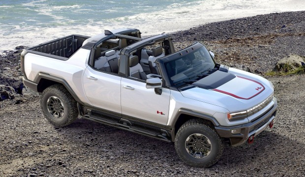 Ein Hummer ohne Dach steht an einem steinigen Strand