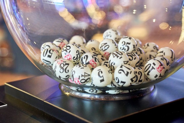 Lotto-Bälle in Glaskugel.