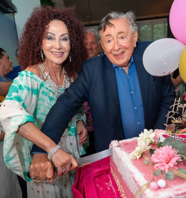 Christina "Mausi" Lugner und Richard Lugner beim Anschneiden einer Torte.