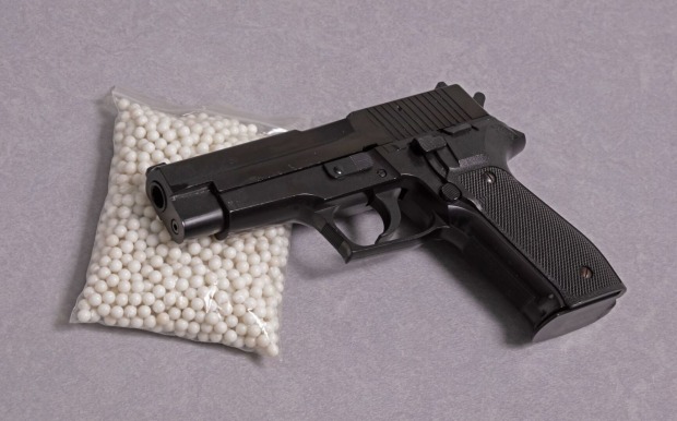 Softairwaffe mit kleinen Kügelchen als Munition.