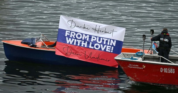 Störaktion von Aktivisten am Traunsee, die während des ORF-Sommergesprächs ein Transparent mit der Aufschrift "From Putin with Love" enthüllten.
