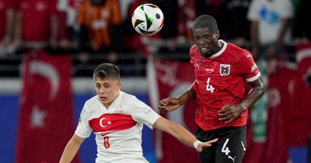 Kevin Danso im Kopfballduell mit dem türkischen Nationalspieler Arda Güler