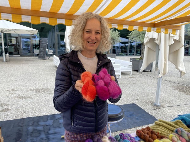 Tanja Moser mit eigener Mohair Wolle (Hummelhof Bürserberg)
