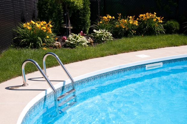 Pool im Garten | Credit: iStock.com/MartinR35