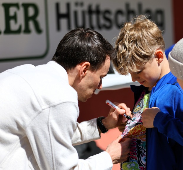 Skisprungstar Stefan Kraft nahm sich Zeit für eine Autogrammstunde und sorgte bei Groß und Klein für leuchtende Augen am Hüttschlager Sportplatz.