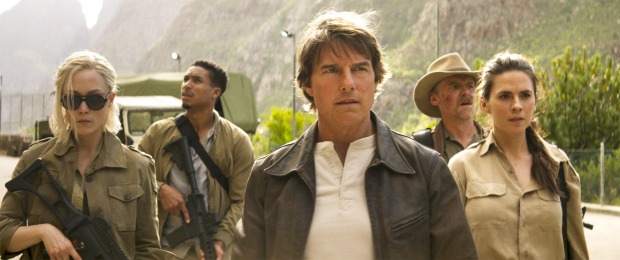 Szene aus "Mission: Impossible - The Final Reckoning", die Tom Cruise umgeben von mehreren seiner Teammitglieder mit Sturmgewehren zeigt