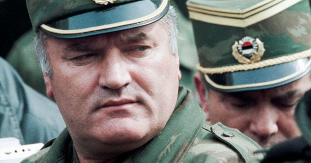 Ratko Mladić in Militäruniform und Schirmmütze während des Bosnienkriegs.
