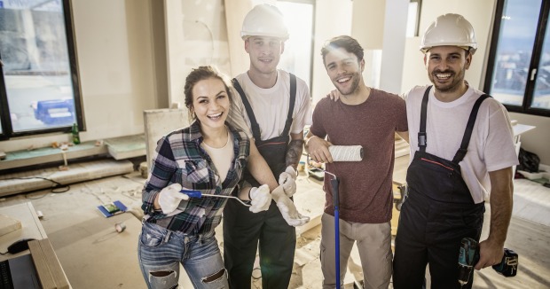 Freiwillige Helfer beim Hausbau richtig absichern