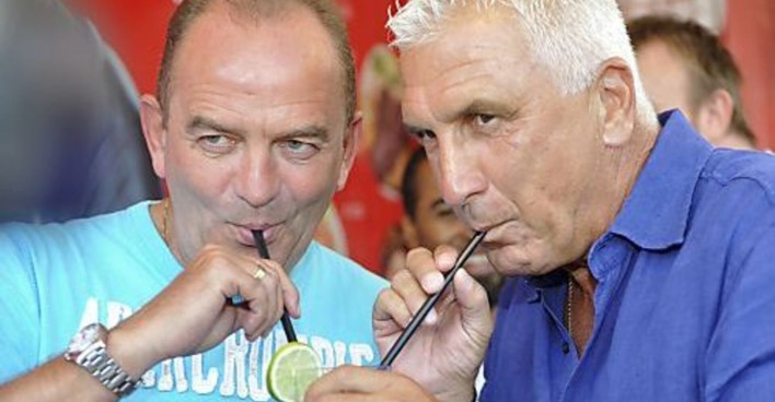Herbert Prohaska und Hans Krankl trinken mit Strohhalmen aus einem gemeinsamen Glas