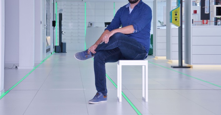 Marco Bartl sitzend im Fiegl+Spielberger Foyer