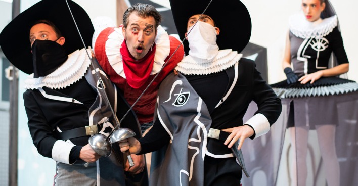 Der Theaterwagen Porcia führt die Coromödie Dame Kobold in Spittal auf