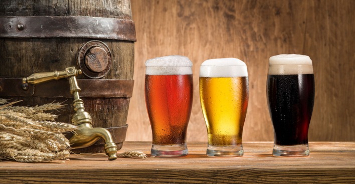 Bierfass und drei volle Biergläser