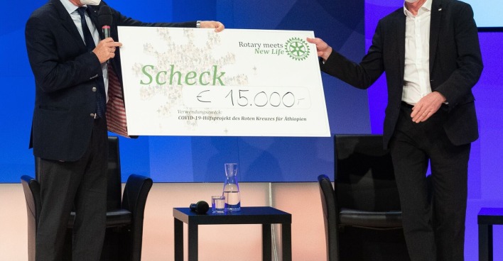 Scheck bei der Übergabe