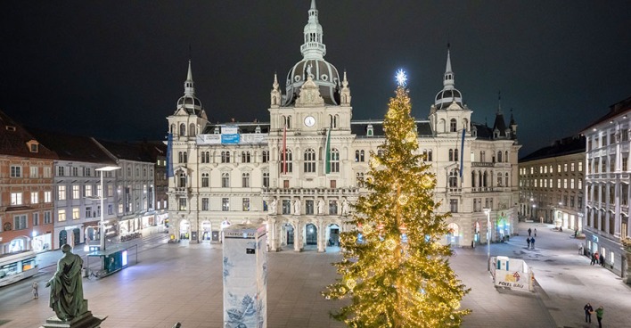 Der Christbaum erleuchtet den Grazer Hauptplatz