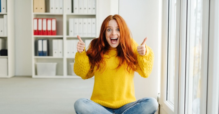 Frau freut sich über Erfolg | Credit: iStock.com/stockfour