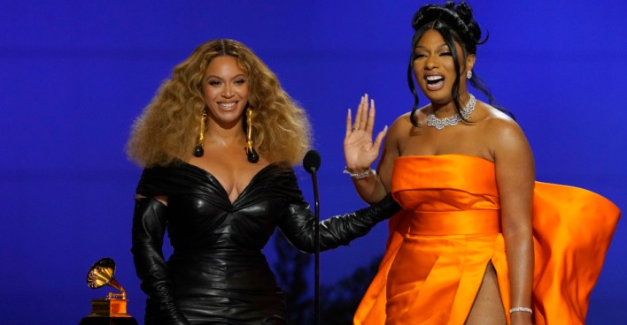 Strahlende Gewinnerinnen: Beyoncé und Megan Thee Stallion | Credit: Chris Pizzello / AP / picturedesk.com