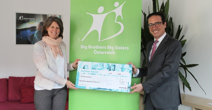 Birgit Radl-Wanko und Werner Panhauser bei der Scheckübergabe