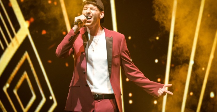Tobias Hirsch singt im Finale von Starmania 2021.