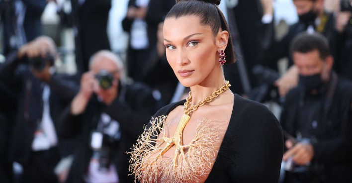 Bella Hadid beinahe oben ohne