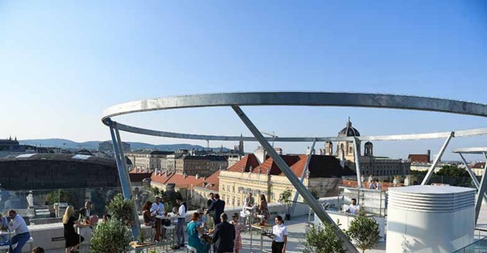Aufsicht auf die Dachterrasse Libelle im Museumsquartier mit einigen Besuchern