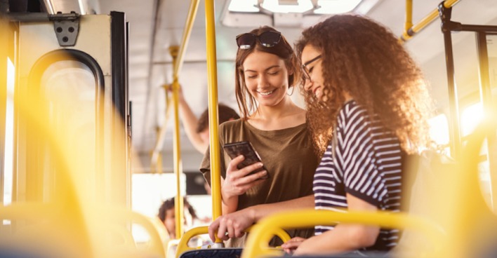 Zwei Mädchen fahren im Bus | Credit: iStock.com/dusanpetkovic