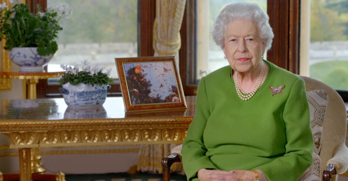 Queen Elizabeth II. in einem grünen Kleid
