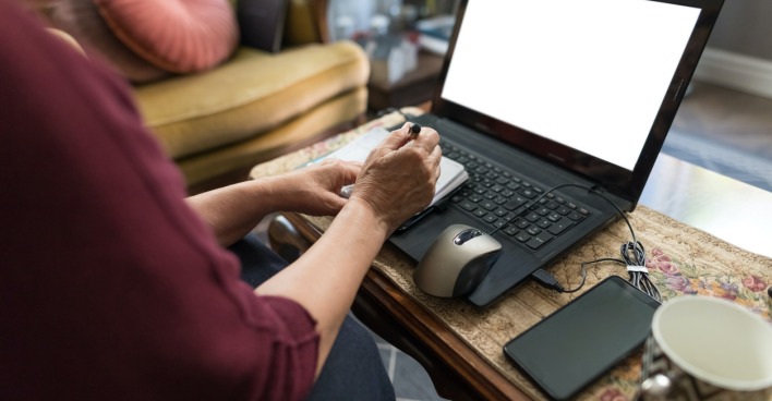 Ältere Dame vor einem PC