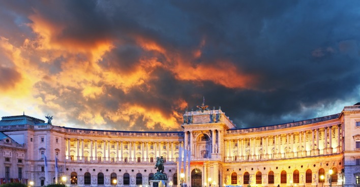 Wolkiger Himmel über der Wiener Hofburg| Credit: iStock.com/TomasSereda