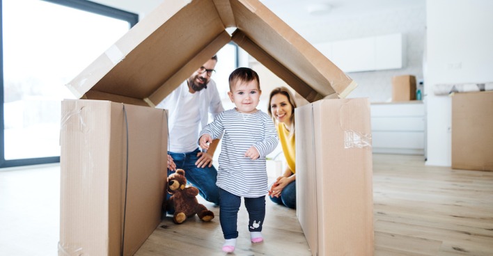 Eltern beobachten Kind im Häuschen aus Karton| Credit: iStock.com/iStock.com/Halfpoint
